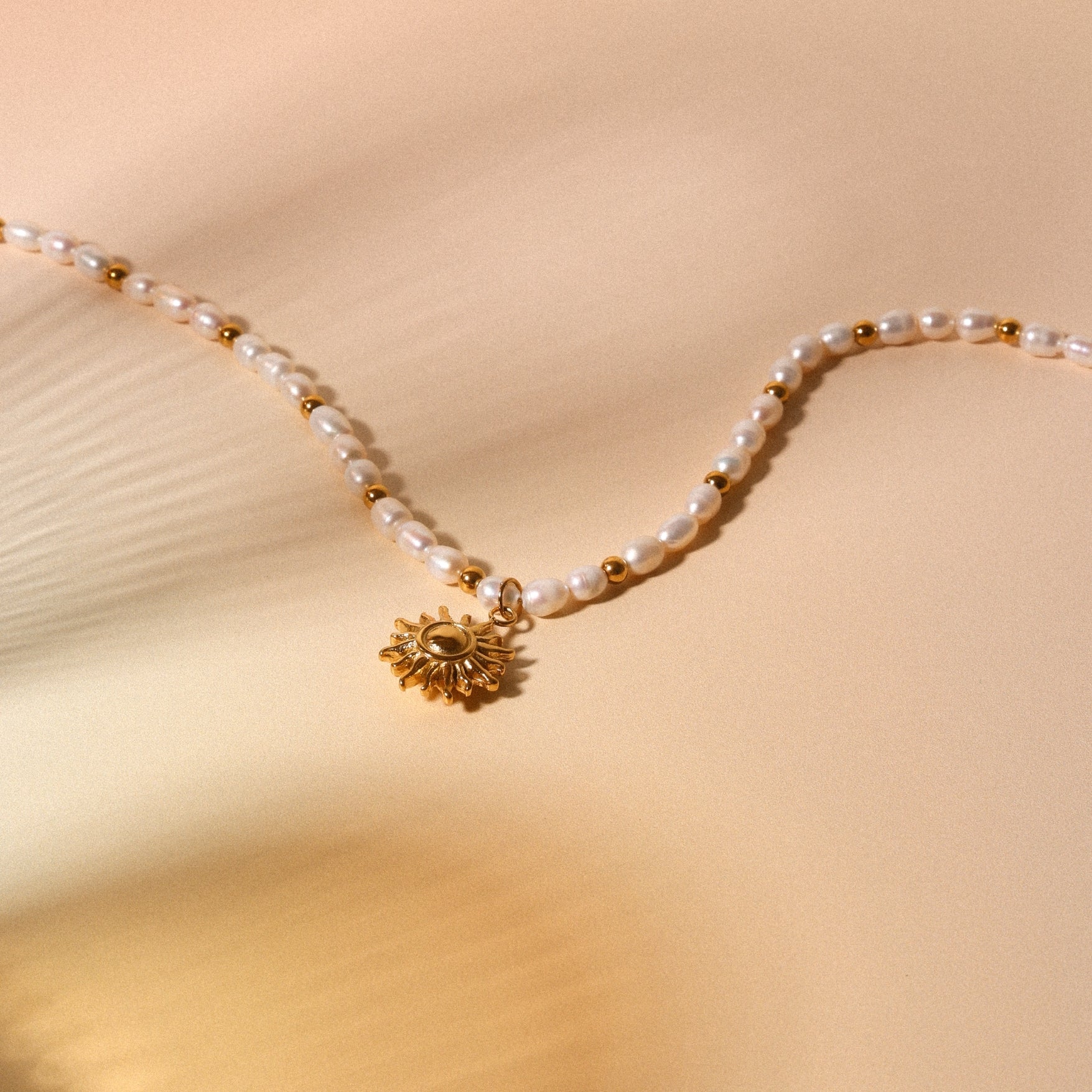 sun-pendant-gold-necklace-pendant-detail