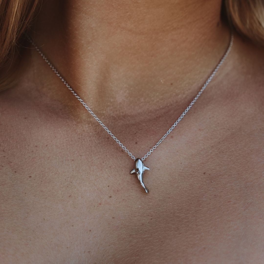 shark-necklace-silver-on-model