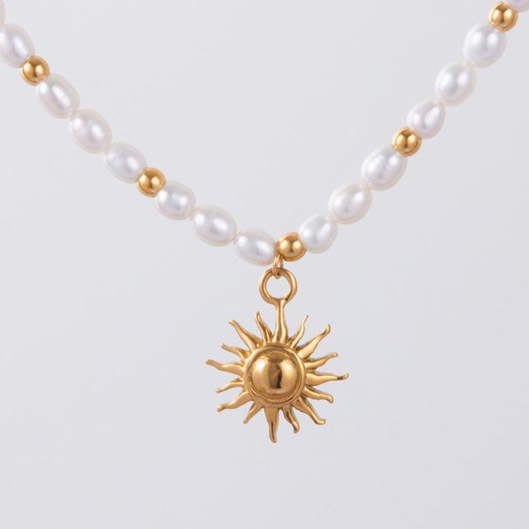 sun-pendant-gold-necklace-centered-pendant