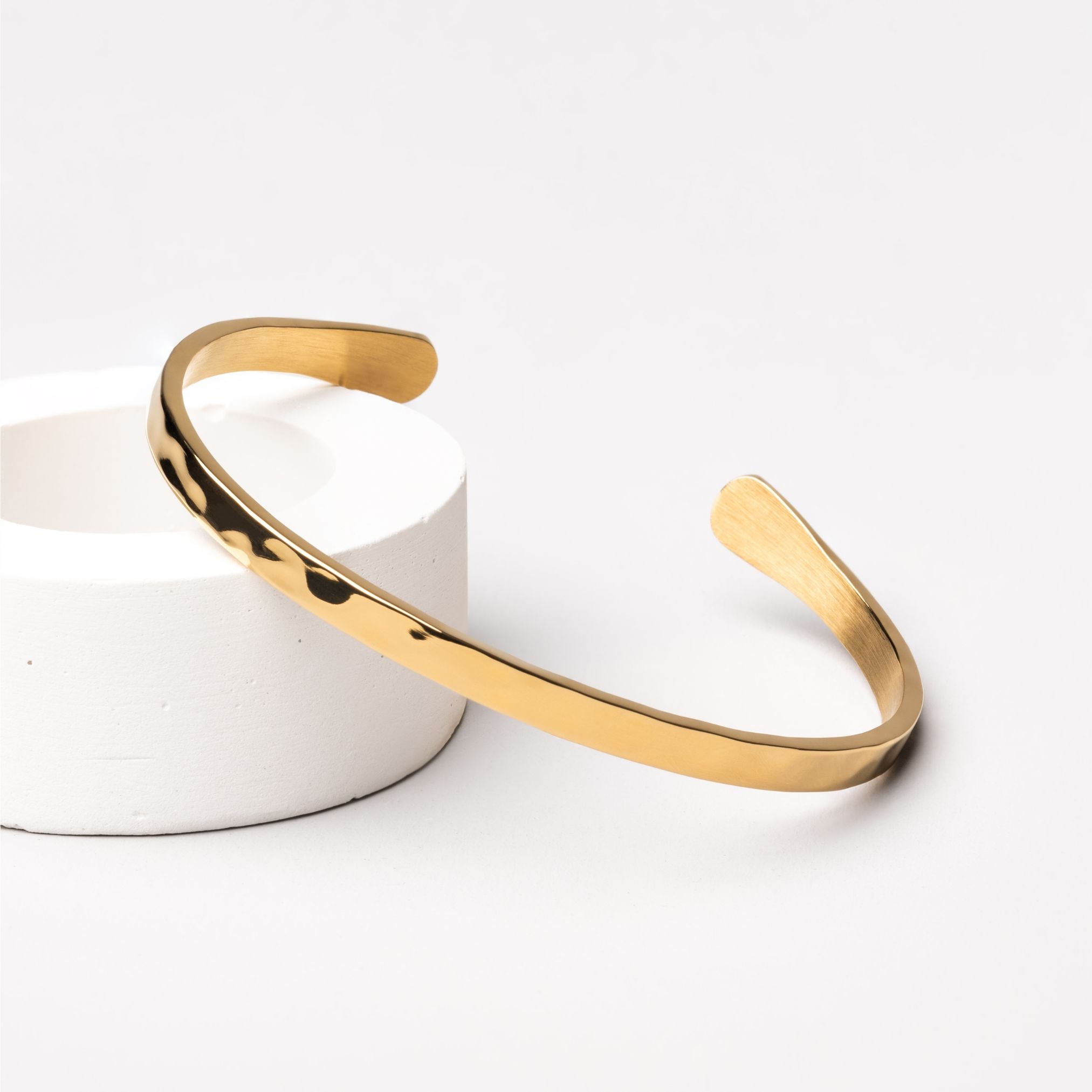 Gold cuff for woman