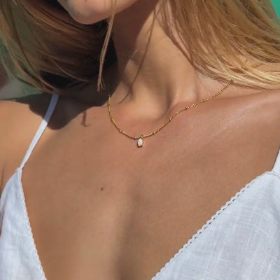 opal-necklace-video-close-up