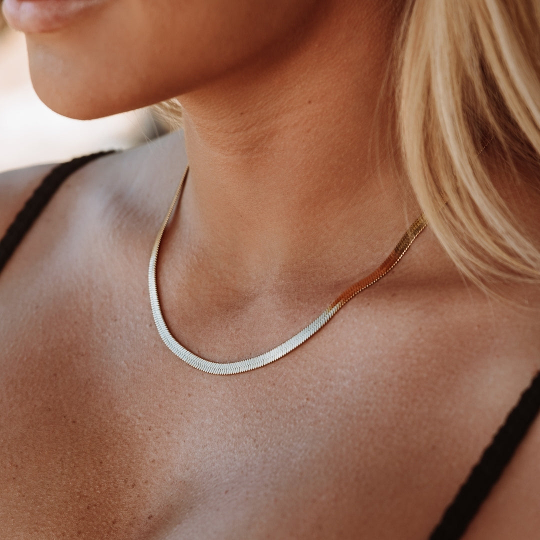 SALVE 'Ophelia' Anti-Tarnish Flat Gold-Toned Snake Chain | Stainless Steel Herringbone  Choker Chain Layering Necklace | Gifts for Women and Girls : Amazon.in:  Fashion